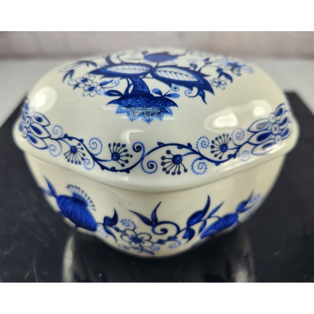 Vintage Mann Vienna Woods Blue‎ Onion Fine Bone Trinket Box JAPAN